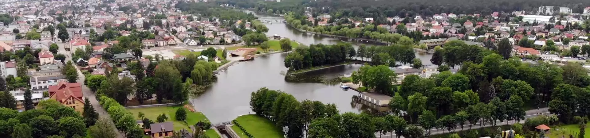 Widok na jezioro i pola w gminie Kalinowo