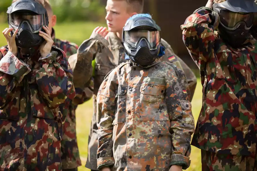 gracze paintballa w mundurach
