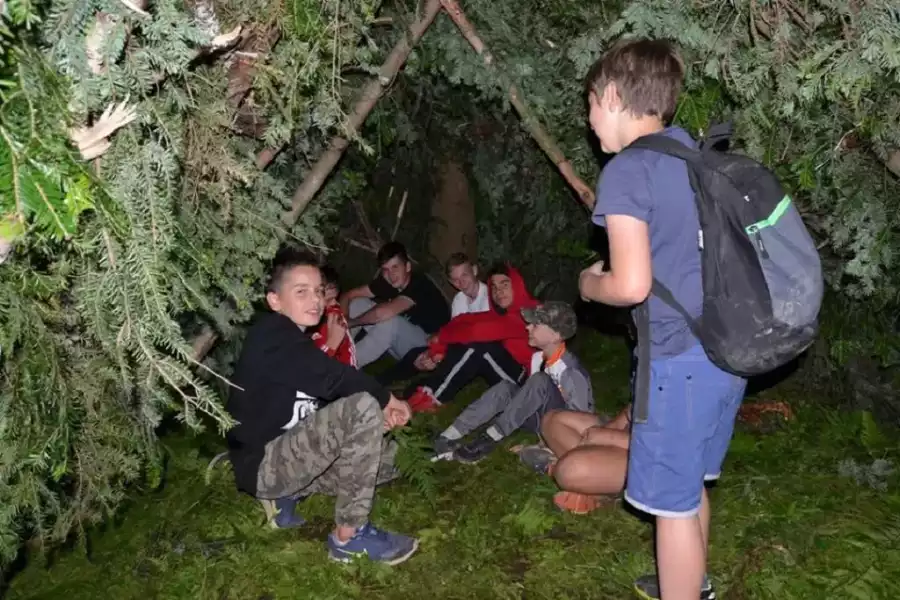 uczestnicy kolonii w szałasie