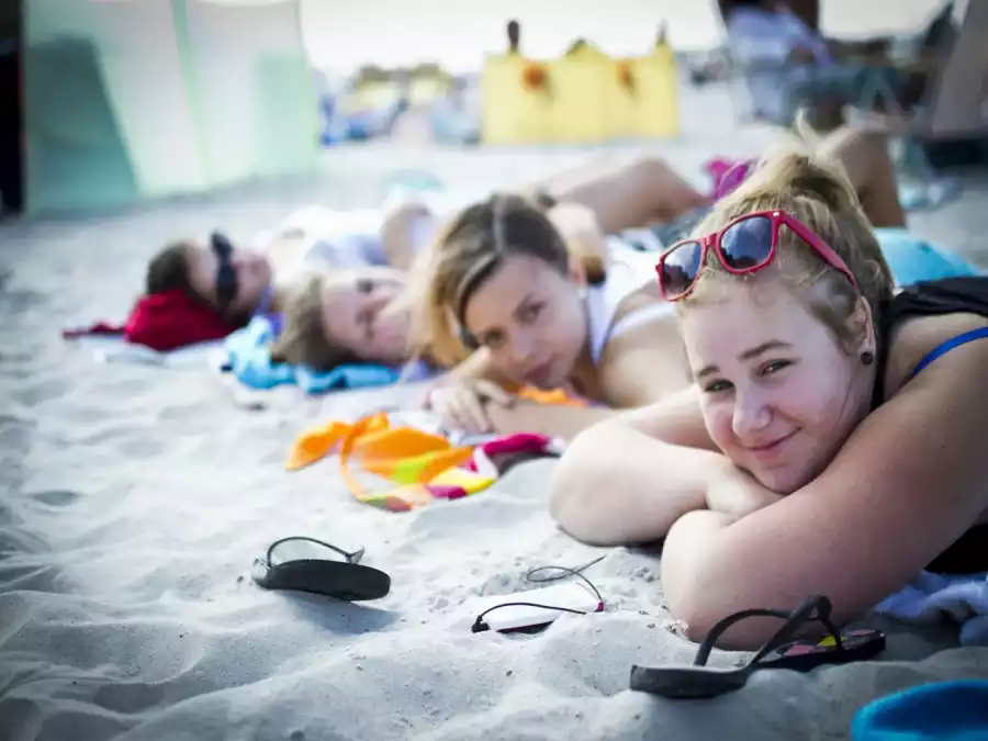 nastolatki opalają się na plaży