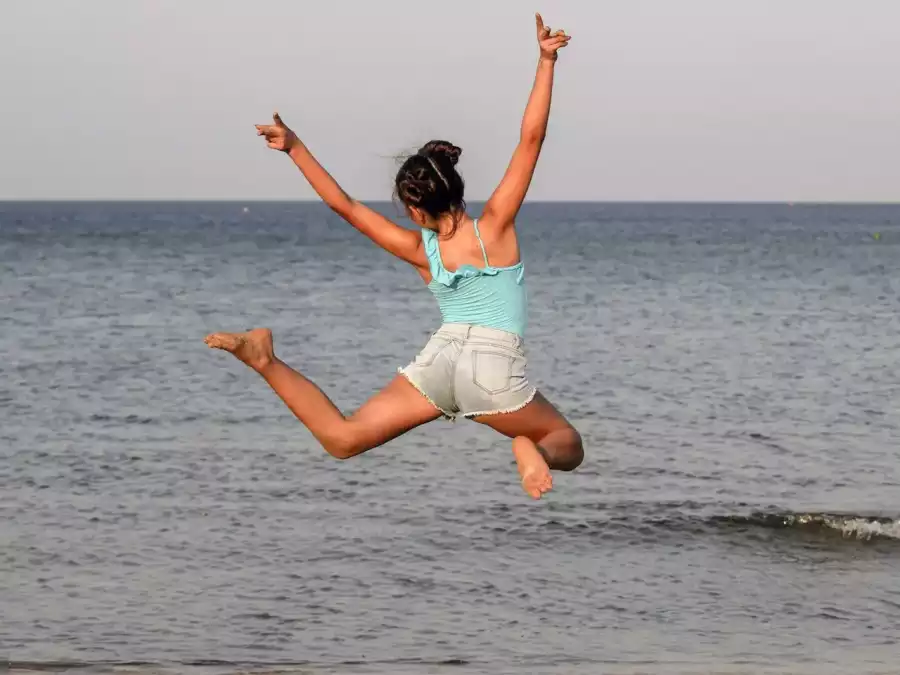 dziewczyna skacze na plaży