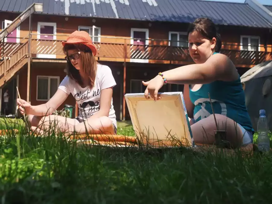 uczestniczki obozu podczas plenerowych prac plastycznych