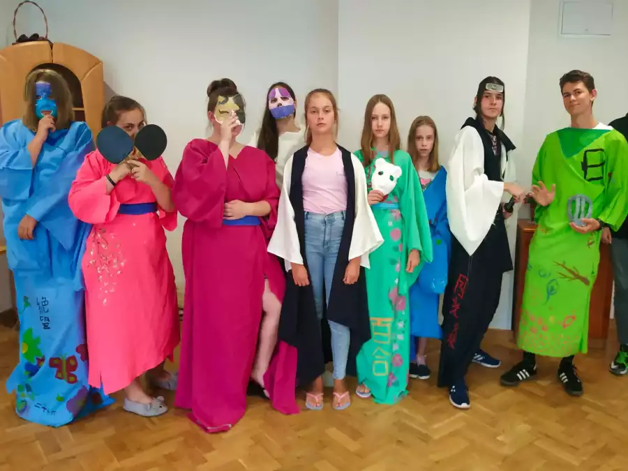 uczestniczki obozu japońskiego w kimonach