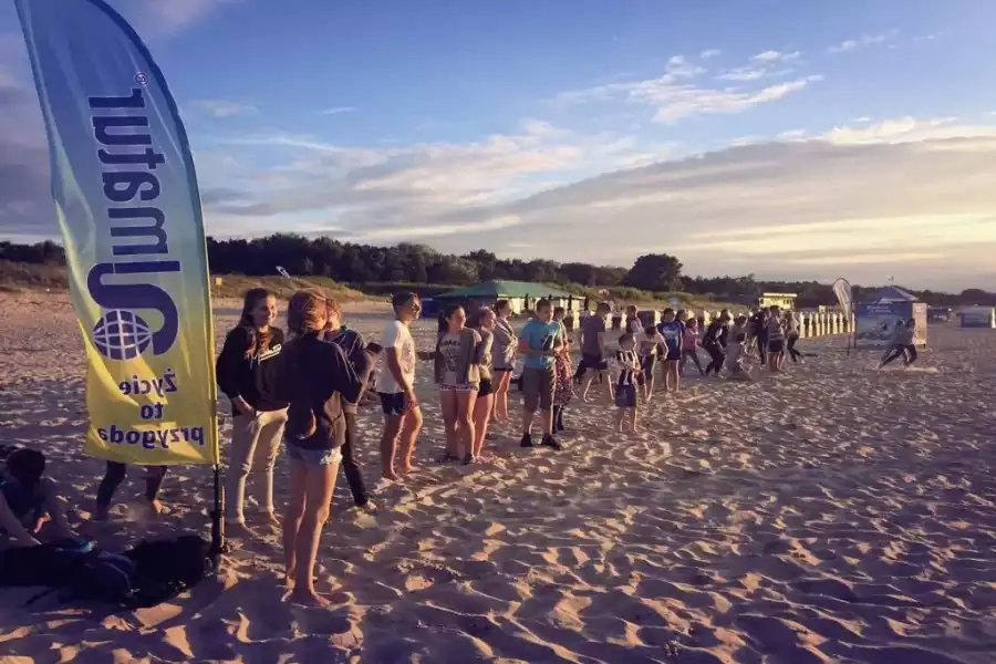 uczestnicy kolonii na plaży nad Bałtykiem