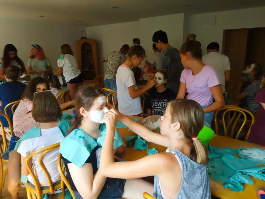 dzieci na kolonii robią makijaże