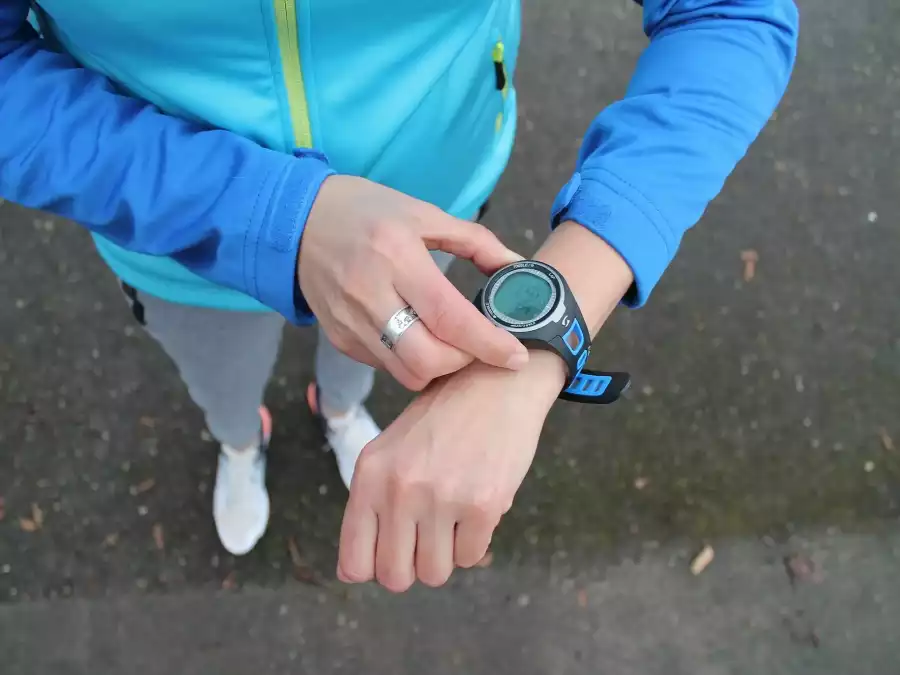 nastolatek pokazuje sportowy zegarek typu smartwatch