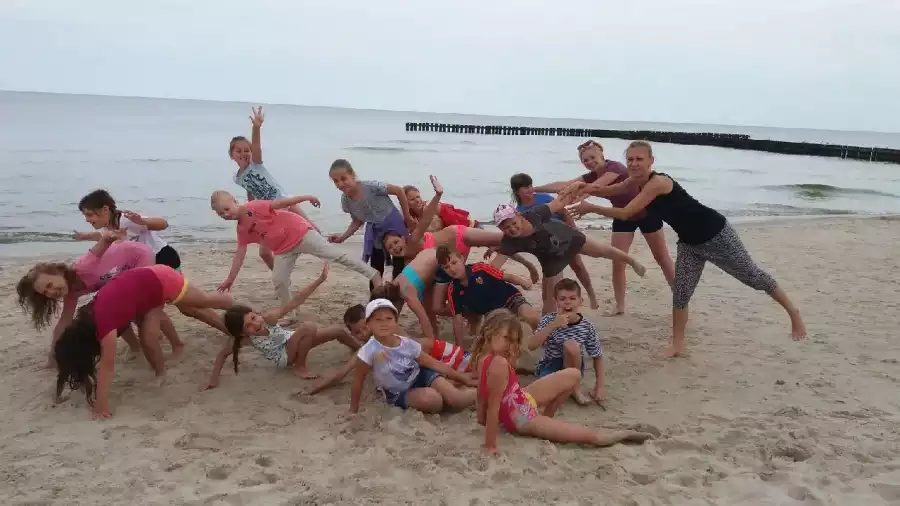gimnastyka dzieci na plaży