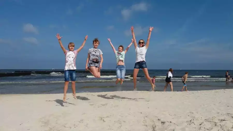 uczestniczki kolonii na plaży