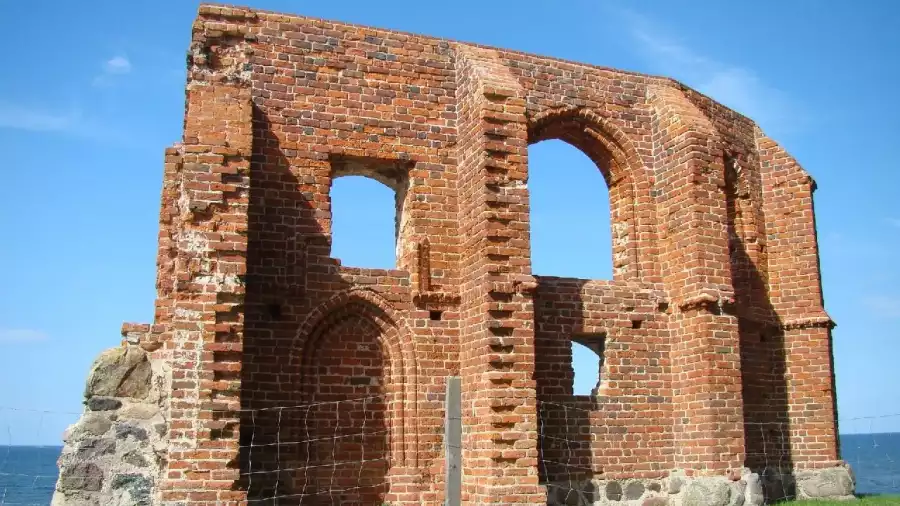 Ruiny zamku w Trzęsaczu