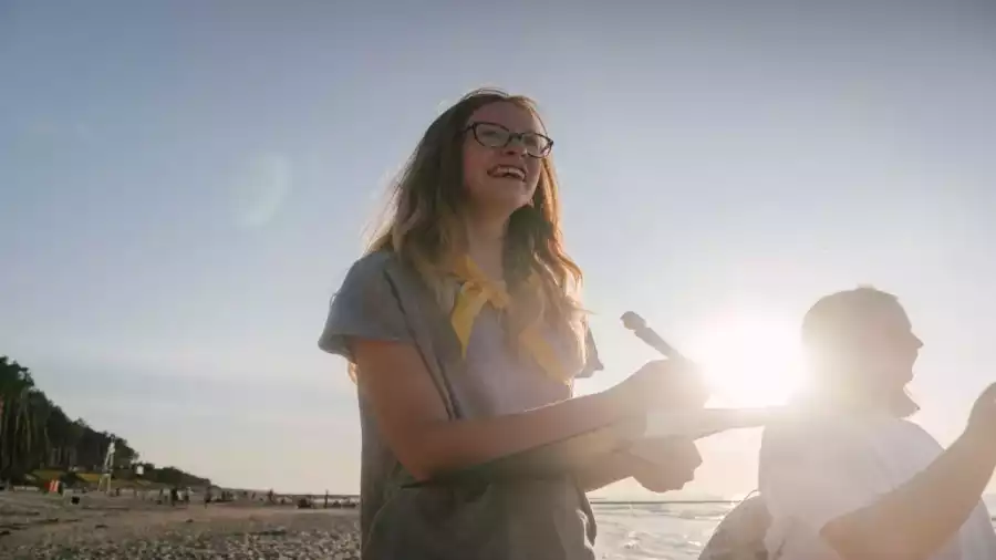 dziewczynka rysuje na plaży