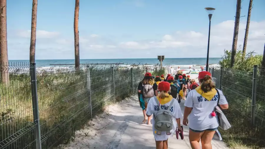 dzieci na kolonii w drodze na plażę