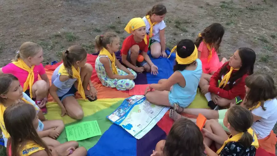 dziewczynki na kolonii bawią się na plaży