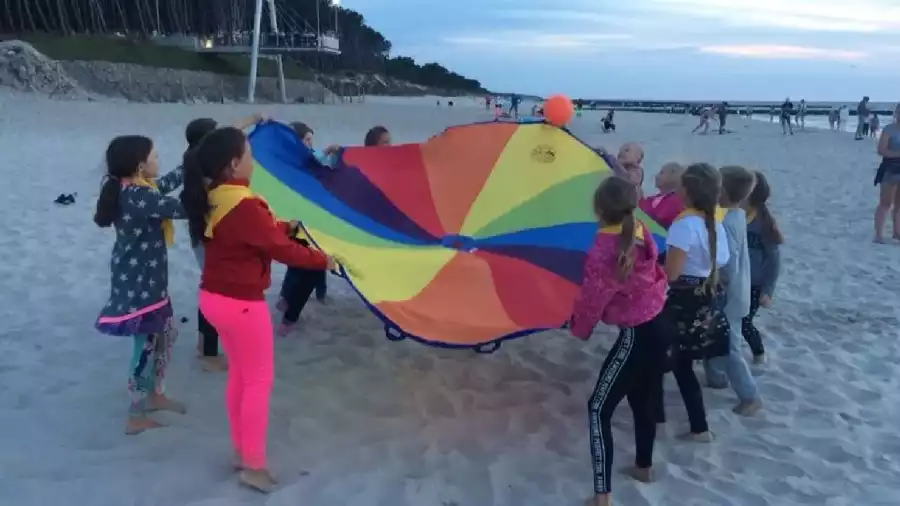 dziewczynki na kolonii bawią się na plaży