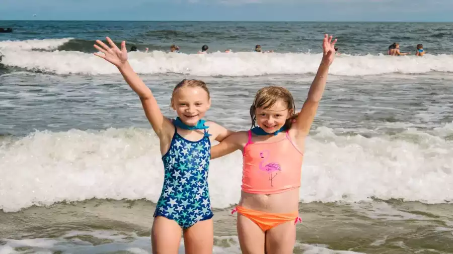 dziewczynki na kolonii bawią się na plaży
