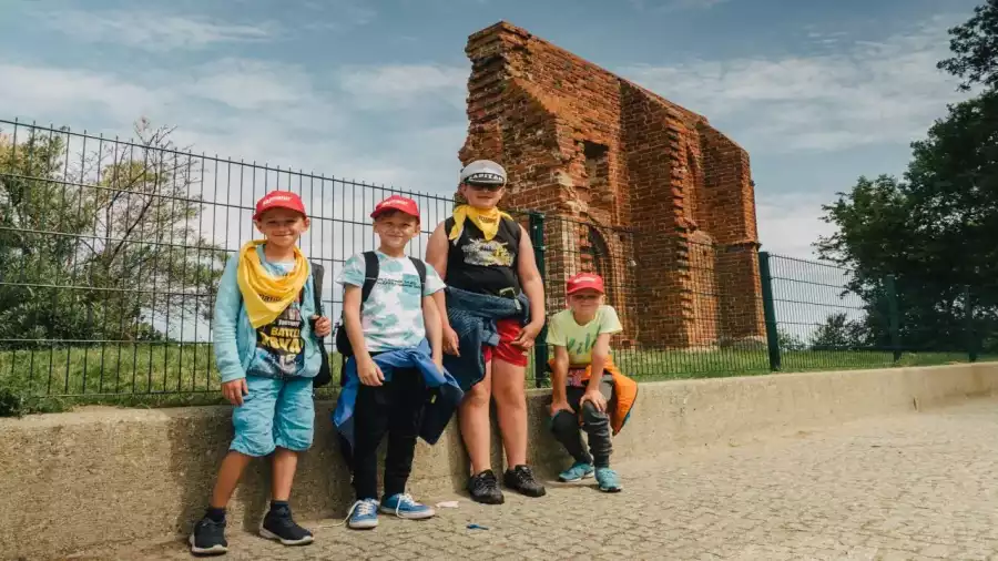 dzieci na kolonii zwiedzają ruiny w Trzęsaczu