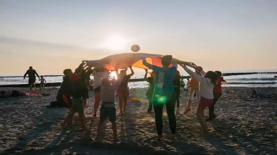 dziewczynki na kolonii bawią się na plaży