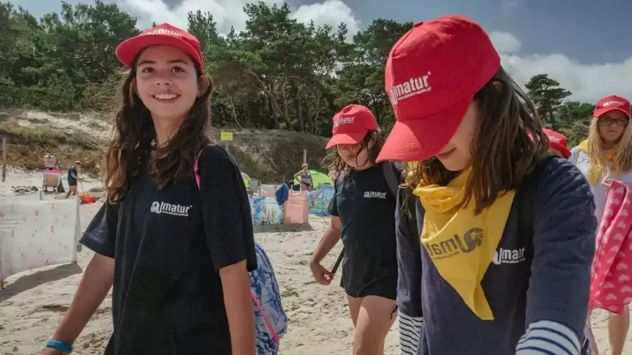 dziewczyny spacerują po plaży na kolonii nad morzem