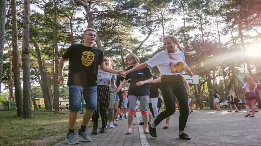 tańce w plenerze na kolonii nad morzem