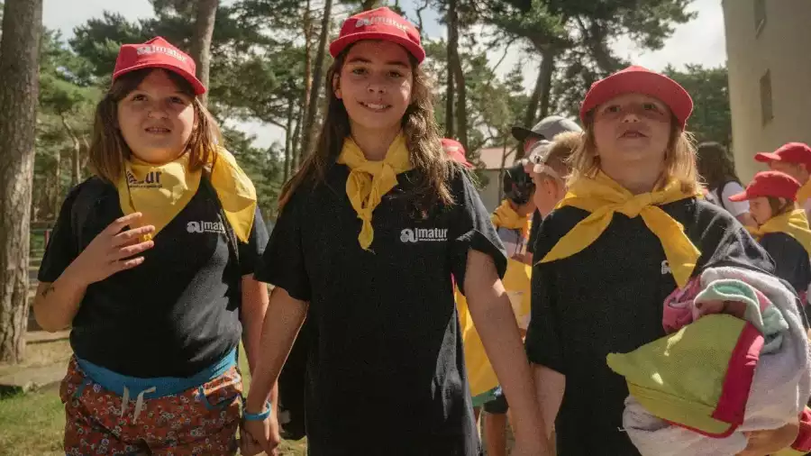 dziewczyny spacerują po plaży na kolonii nad morzem