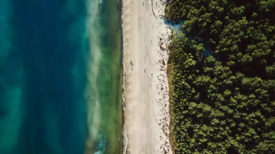 widok na plażę z lotu ptaka