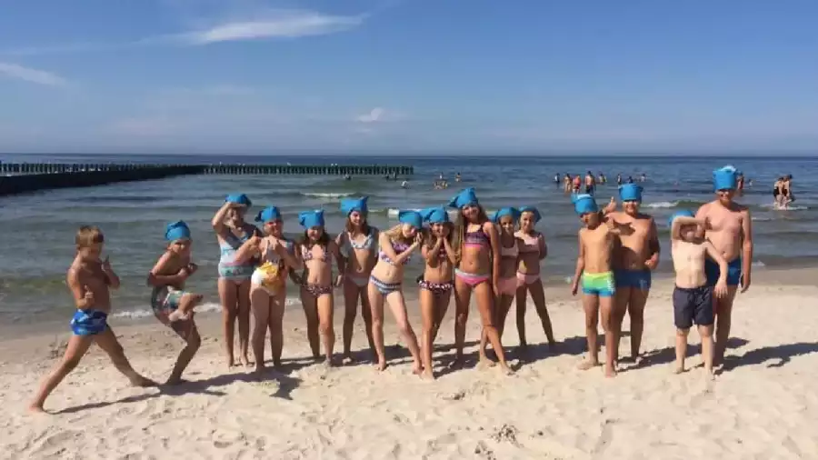 uczestnicy kolonii na plaży