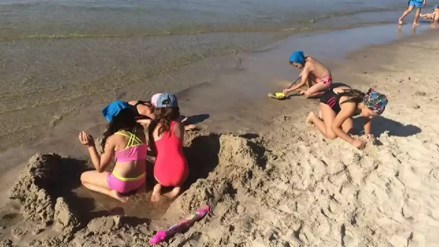 zabawy uczestników kolonii w nadmorskim piasku