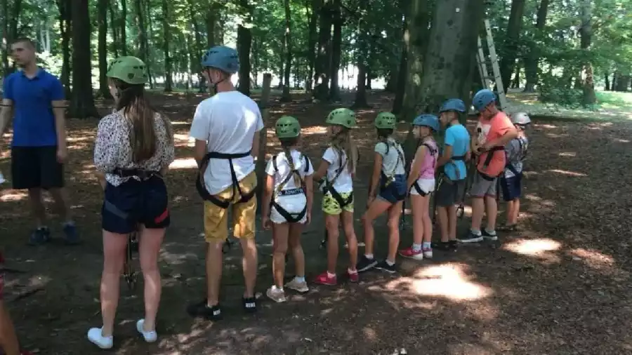 uczestnicy obozu w parku linowym