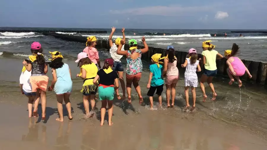 dzieci bawią się przy falochronie