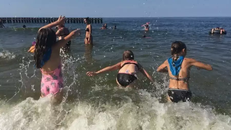 dzieci przeskakują przez fale