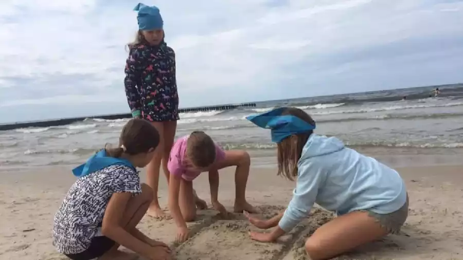 dzieci budują zamki z piasku nad morzem