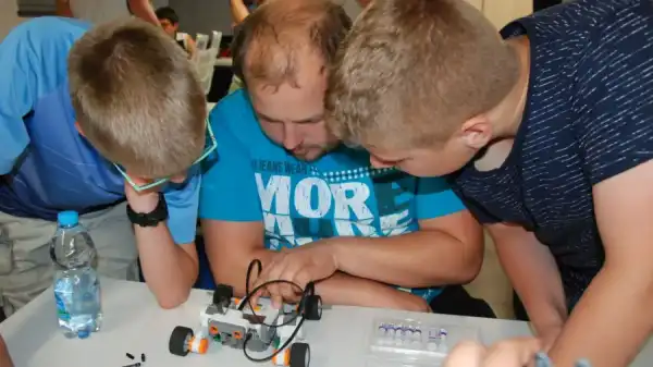 Kolonia robotyki z wykorzystaniem klocków LEGO*