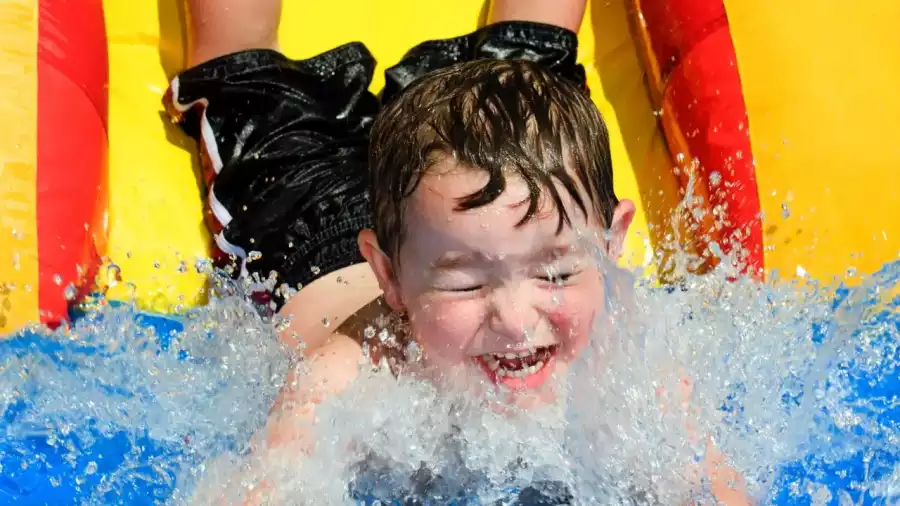 chłopiec na zjeżdżalni wodnej