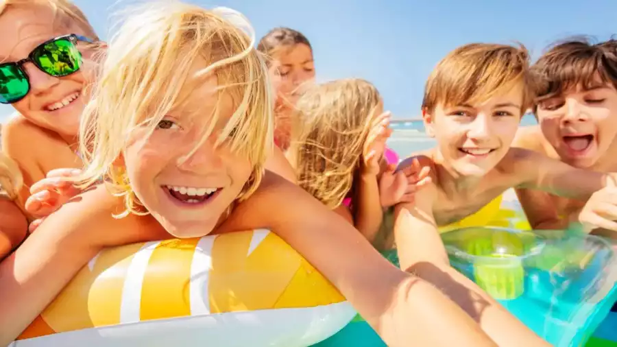 dzieci pozują na plaży