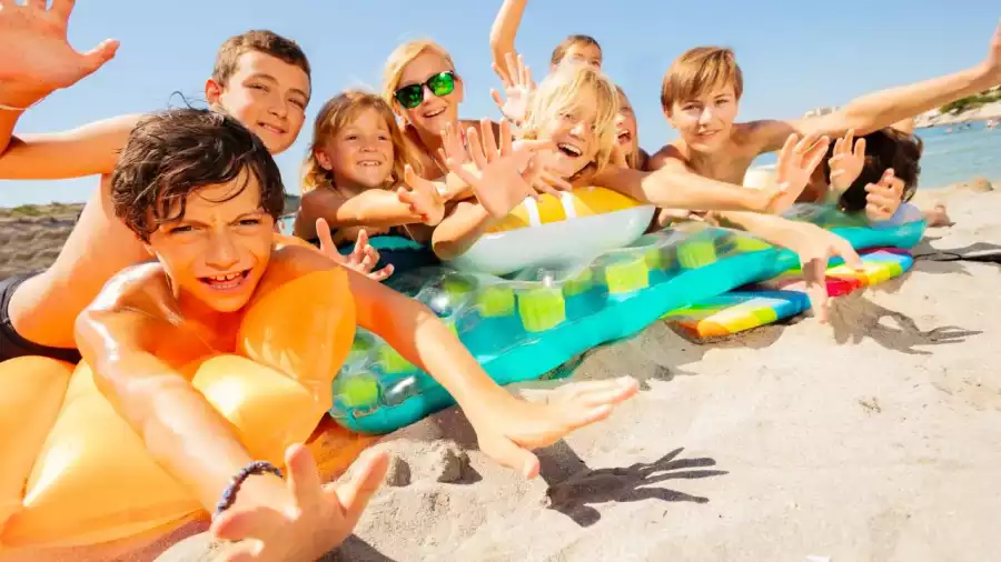 dzieci pozują na plaży