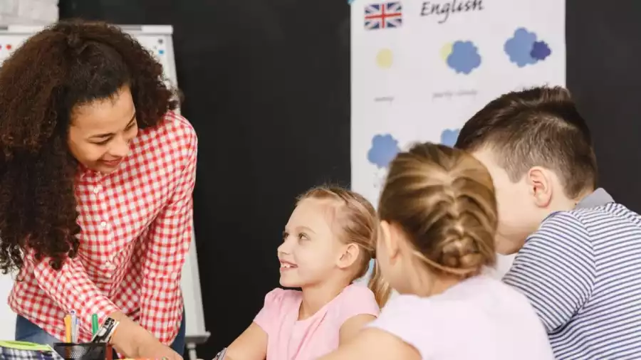 dzieci na zajęciach językowych