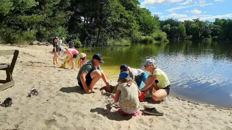 zabawy nad jeziorem na kolonii letniej