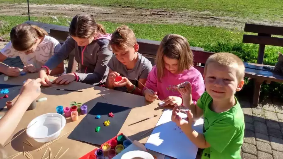 zajęcia plastyczne na koloniach letnich