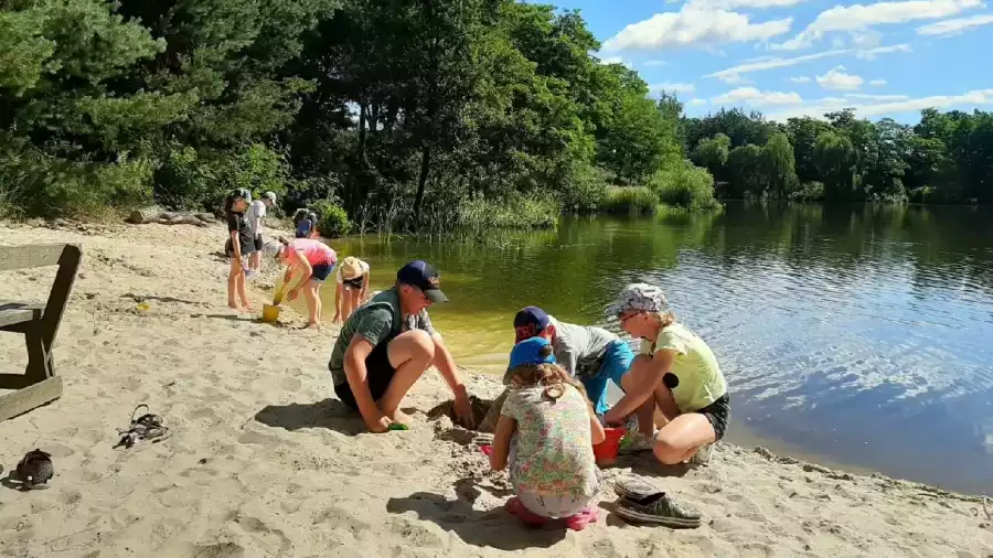 zabawy nad jeziorem na kolonii letniej