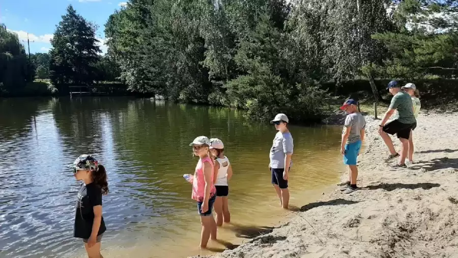 zabawa nad jeziorem podczas kolonii letniej