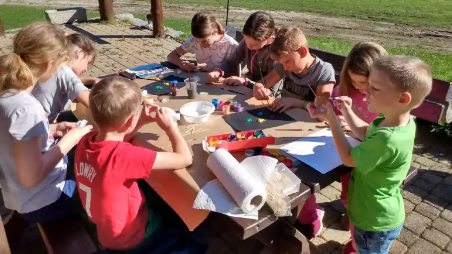 zajęcia plastyczne na dworze podczas kolonii letniej