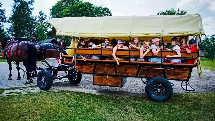 przejażdżka dyliżansem podczas kolonii letniej