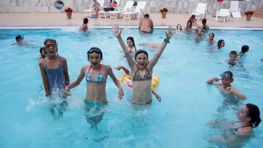 uczestnicy kolonii na basenie