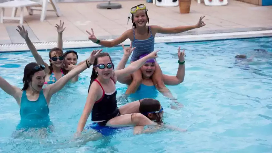 uczestnicy kolonii na basenie