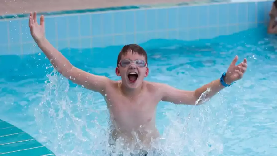 chłopiec bawi się na basenie