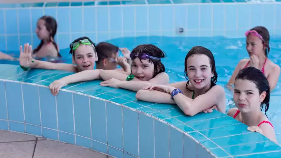 uczestnicy kolonii na basenie