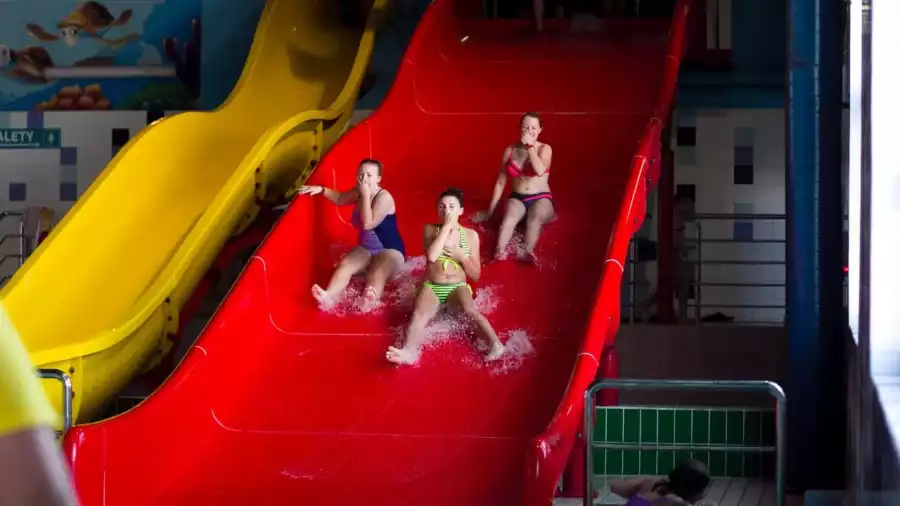 uczestnicy kolonii na zjeżdżalni wodnej