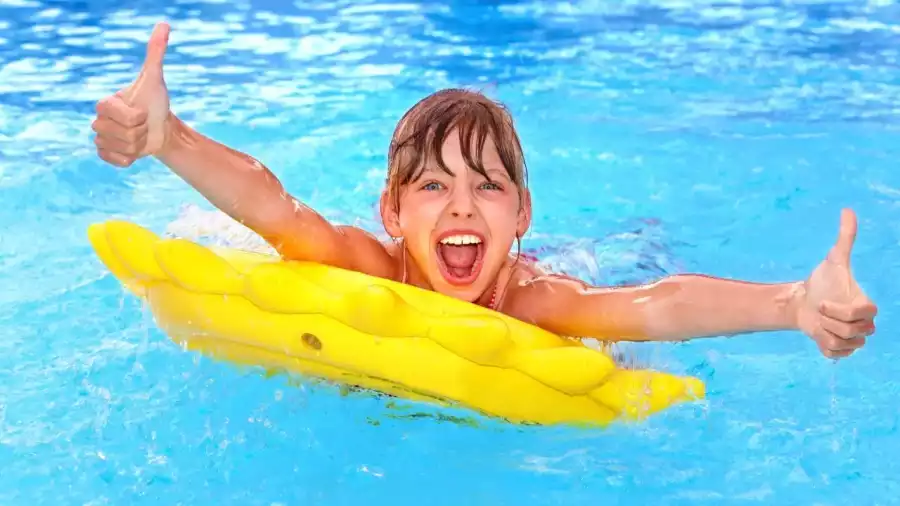chłopiec bawi się na basenie
