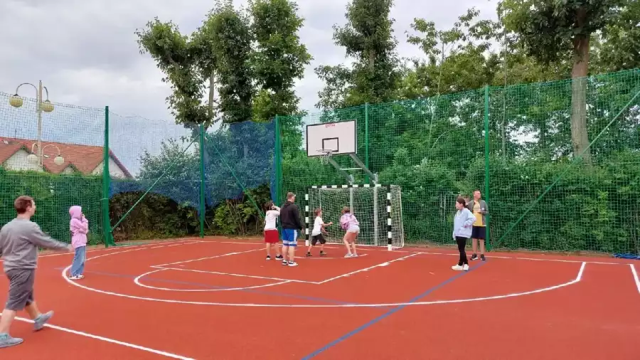 uczestnicy kolonii nad morzem grają w koszykówkę