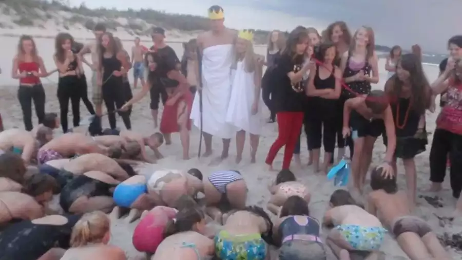 zabawy na plaży podczas kolonii