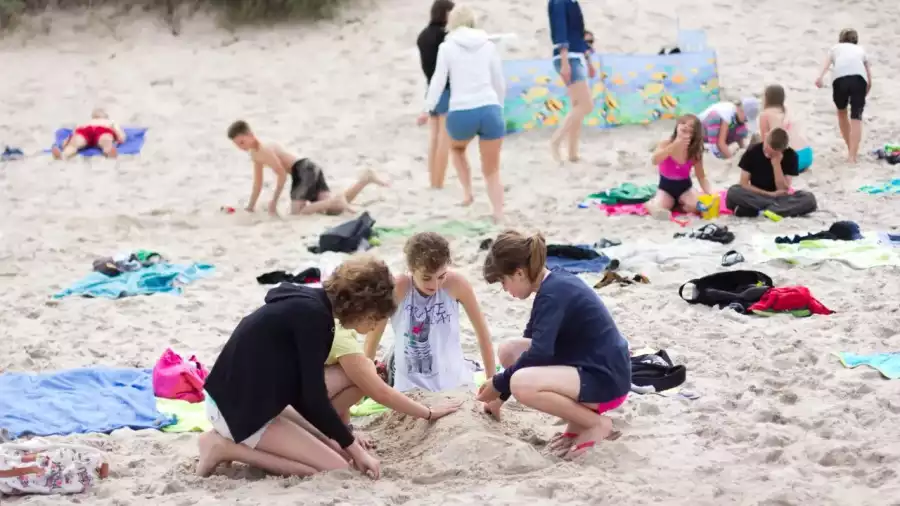 zabawy na plaży podczas kolonii